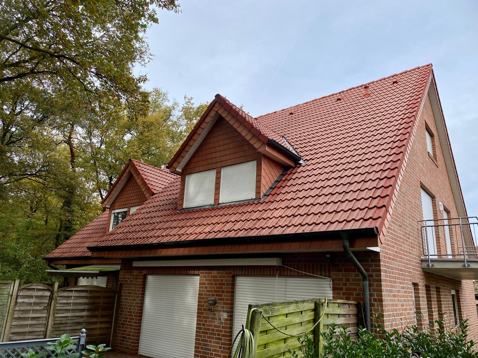 Dachreinigung Sch&uuml;ttorf Nachher: Das Dach strahlt wieder in sauberer Optik nach der Fachreinigung.